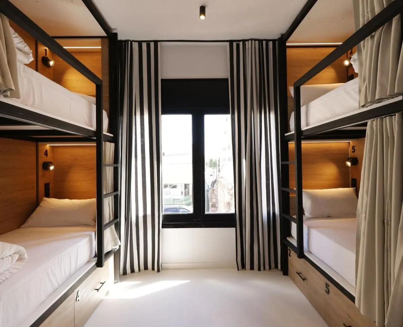 Black And White Hostel Palamós Ισπανία